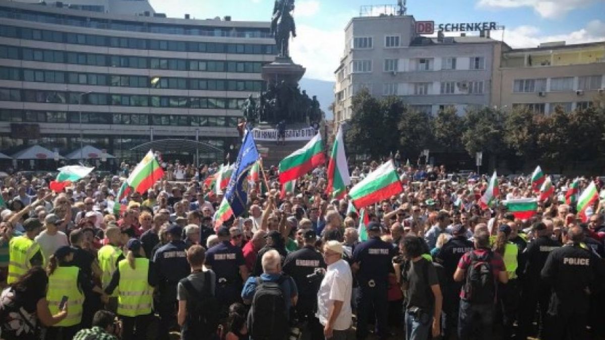 Почна се! Протестиращите пред парламента нападнаха оператор на една от националните телевизии