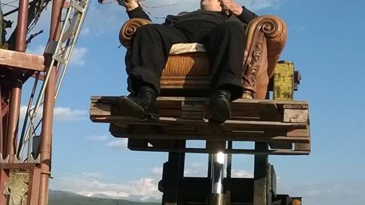 Вехтошарят Били се похвали с грозд гигант, пред който приятелите му направо онемяха (СНИМКИ)