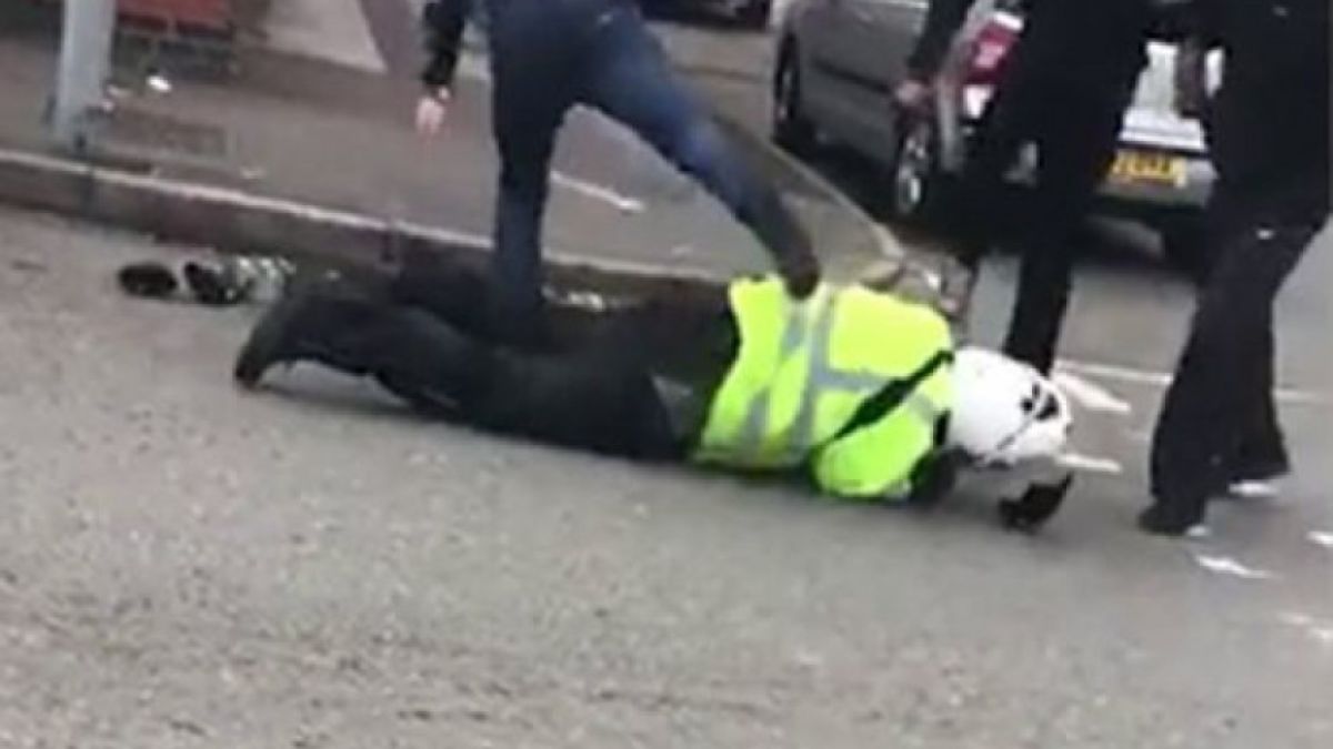Ново ВИДЕО 18+ как банда бежанци бие зверски пътен полицай в Англия 