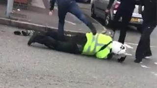 Ново ВИДЕО 18+ как банда бежанци бие зверски пътен полицай в Англия 