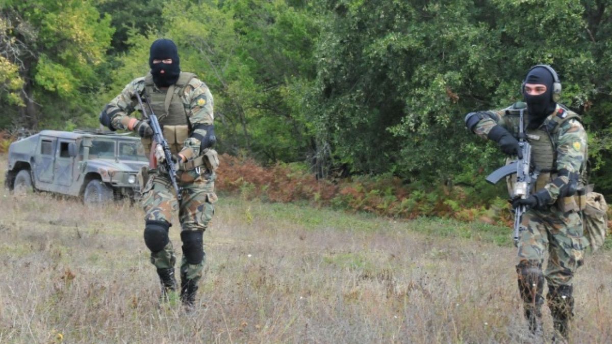 Вижте как армейските спецчасти пазят границата от мигранти (СНИМКИ)