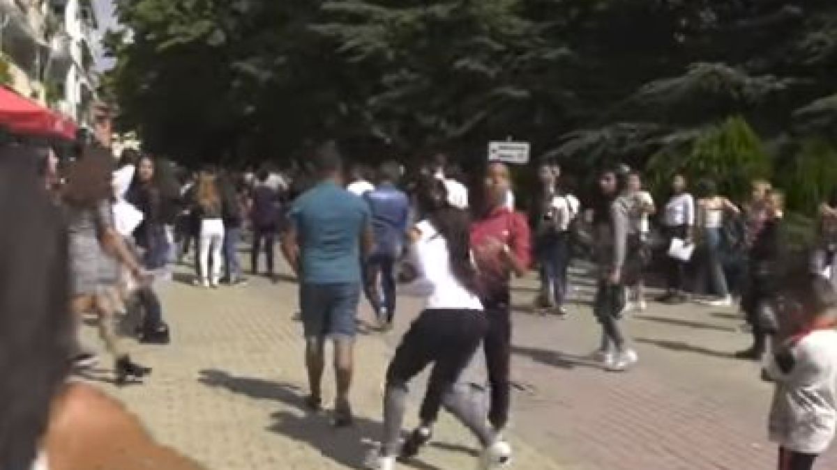 Погром! Подивели роми развалиха празника на казанлъчани, млатиха се като обезумели заради...  (ЗРЕЛИЩНО ВИДЕО)