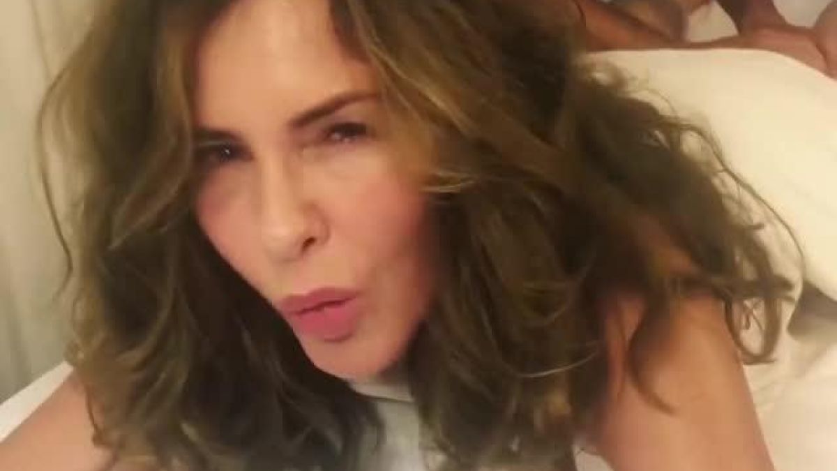 Известна тв водеща се разчекна полугола, а непознат мъж я мачка 50 минути, за да... (СНИМКИ 18+)