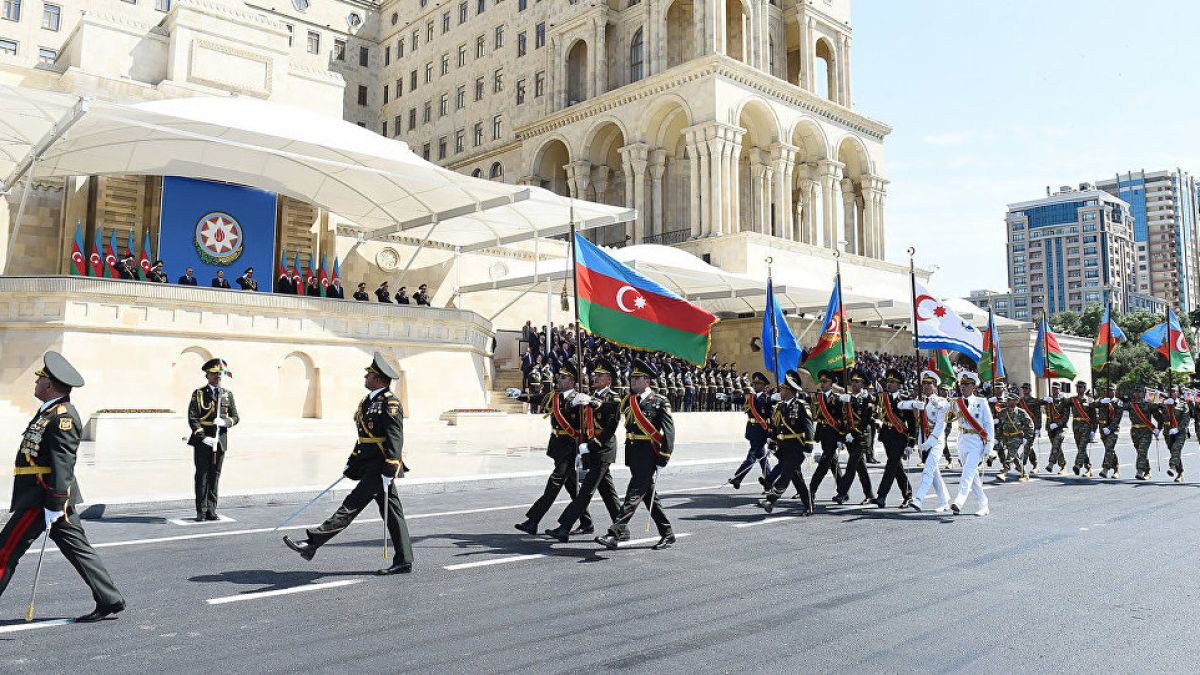 Грандиозен парад в Баку за 100-годишнината на Азербайджанската демократична република (СНИМКИ/ВИДЕО)