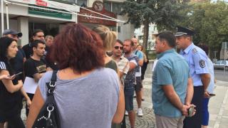 Има ли етническо напрежение, не спират да се питат казанлъчани след поредната агресия на ромите на пъпа на града (СНИМКИ/ВИДЕО)