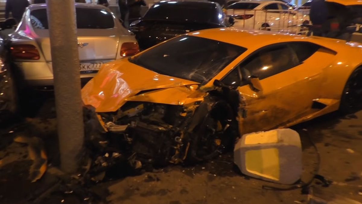 Златна катастрофа: Lamborghini, Bentley, Maybach, G-класа за 100 милиона станаха на ритани чайници (ВИДЕО) 
