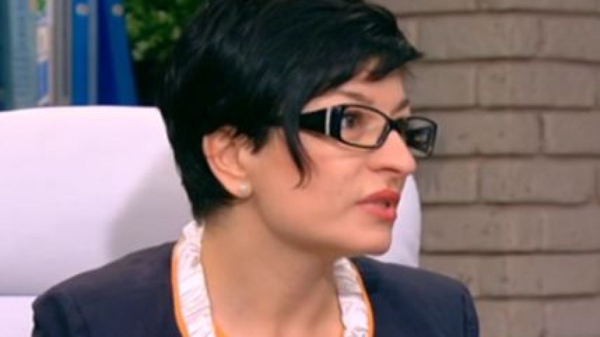 Десислава Атанасова разкри последните указания на премиера за гласуването на новите министри с или без указ на президента 