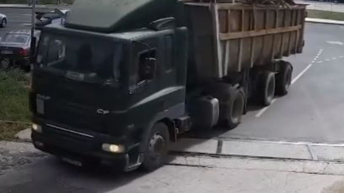 Съсипия! Камион помете бариерата на един от най-модерните прелези у нас (ВИДЕО)