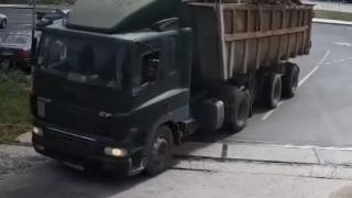 Съсипия! Камион помете бариерата на един от най-модерните прелези у нас (ВИДЕО)