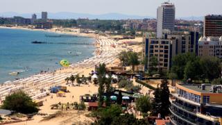 Брутална агресия в Слънчев бряг: Управителка на хотел заплашва с ножица камериерки и им крещи: Ще ви е*а майката!