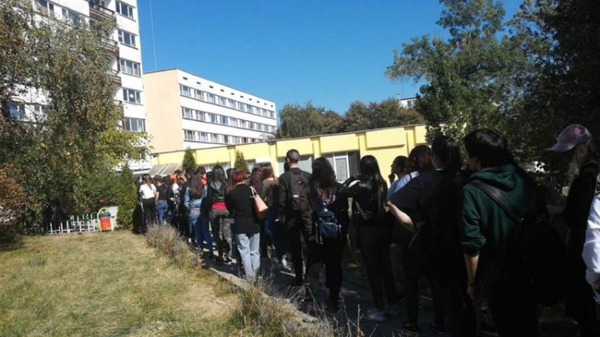 Почна се! Извиха се безкрайните опашки от мераклии за общежитие в Студентски град
