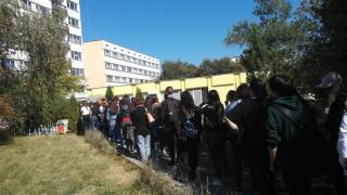 Почна се! Извиха се безкрайните опашки от мераклии за общежитие в Студентски град