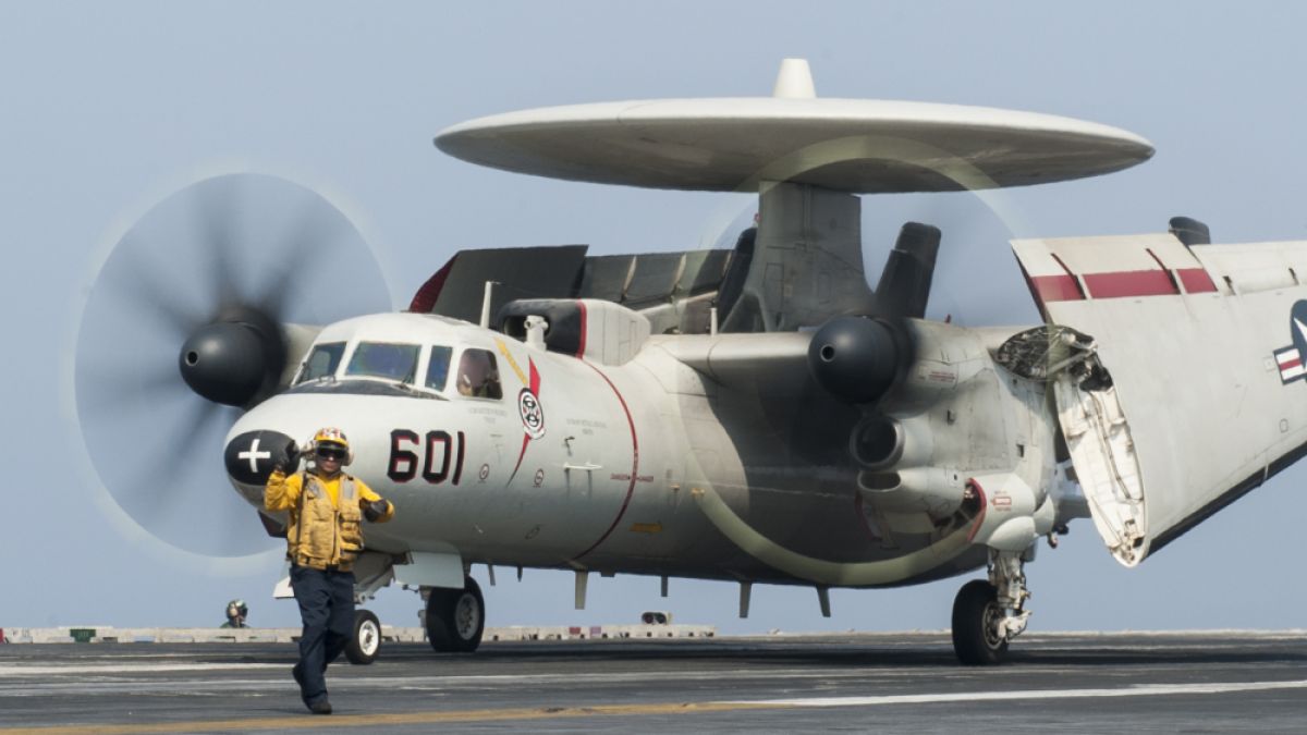 Американски моряк загина при трагичен инцидент на самолетоносач (СНИМКА)