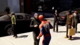 Мюсюлмани ликуват: Спайдърмен се опитва да прегърне жена с хиджаб, тя му отказа (ВИДЕО)