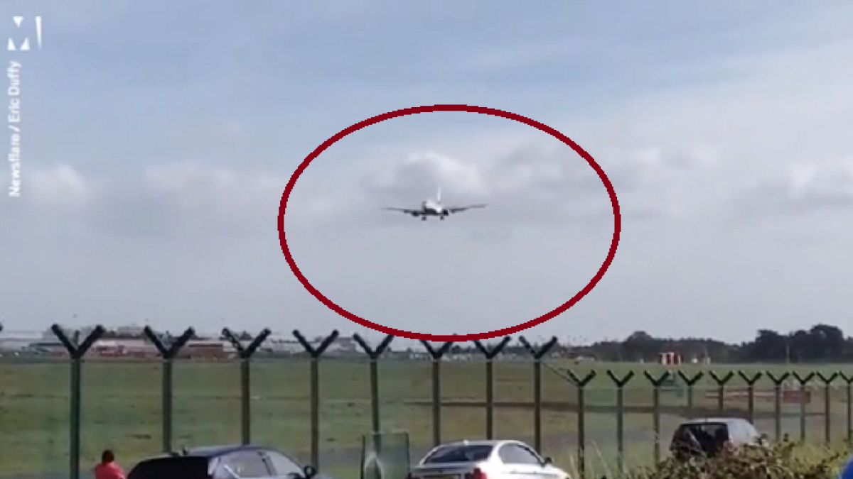 ВИДЕО с ужасяващия момент, в който пилот на „Райнеър" се бори със страшния вятър в Англия