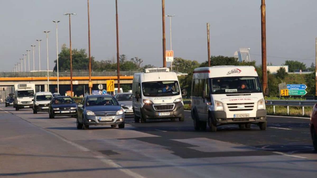 Преди празниците пътищата в страната се задръстиха, важно за всички, които ще пътуват!