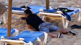 Шокиращо ВИДЕО разкрива как банди крадци работят заедно, за да ограбват британските туристи на плажовете в Майорка