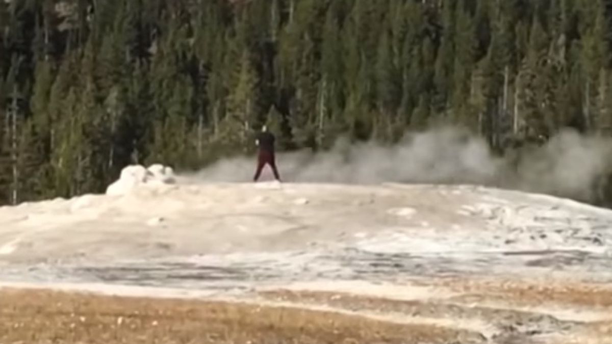В САЩ са арестували турист, опитал се да използва гейзер като писоар (ВИДЕО)