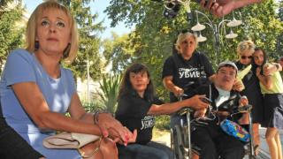 Мая Манолова и самотна майка написаха писма до всички 240 депутати