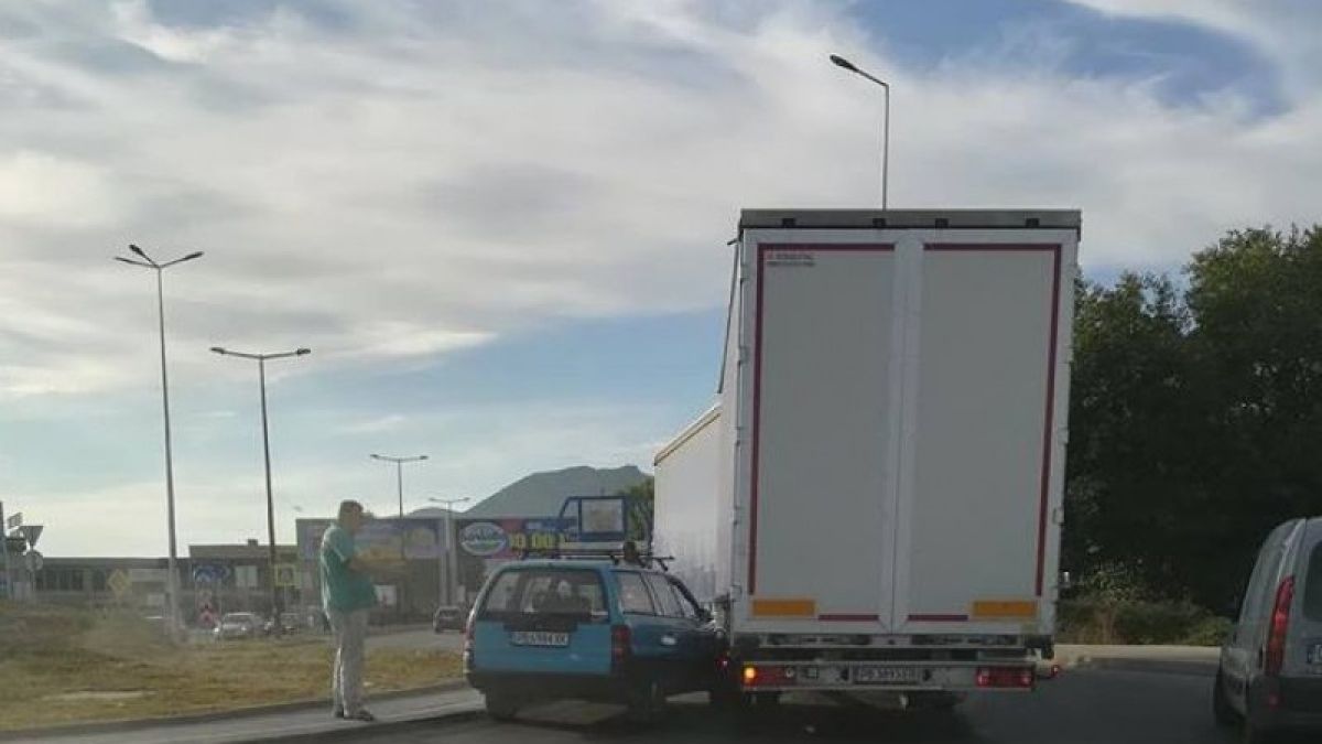Зрелищна катастрофа на пътя Пловдив – Асеновград (СНИМКИ)