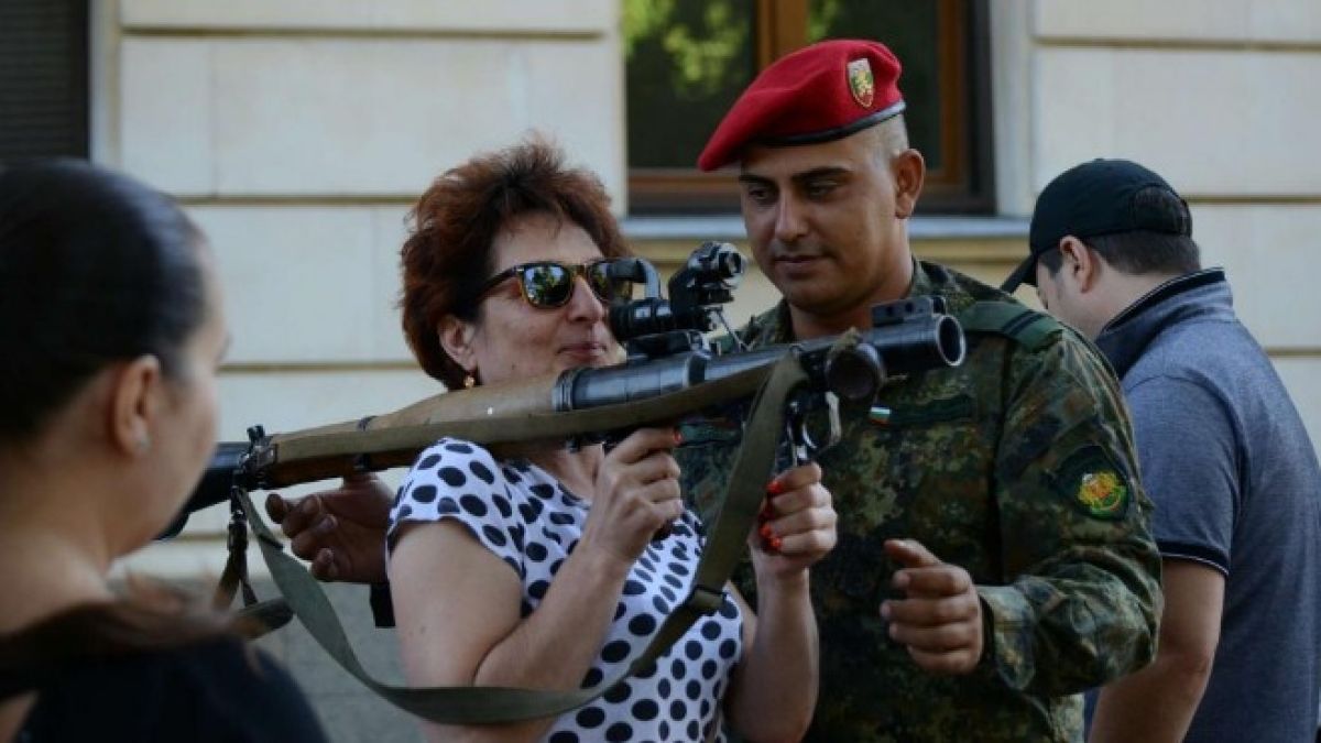 Деца с картечници и жени с гранатомети в центъра на столицата (СНИМКИ)