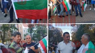 В Карнобат ври и кипи, градът почерня от протестиращи, напрежението се разраства  (ВИДЕО)