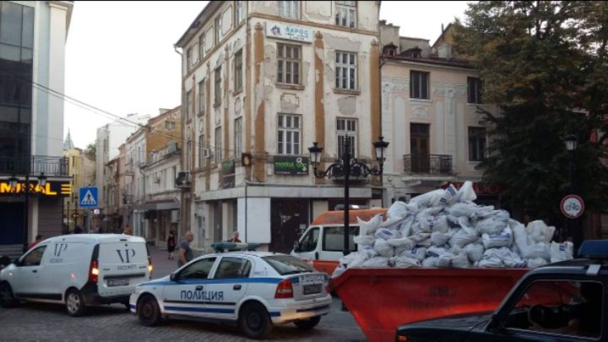 Сигнал в БЛИЦ! Гори банка в центъра на Пловдив (СНИМКИ)