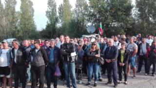 Извънредно! Напрежението в Карнобат ескалира! Работниците от фабриките на Миню Стайков нападнаха митнически екип