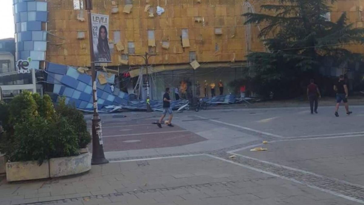 Ужас и паника в Благоевград! Рухна фасадата на мола - търсят затиснати хора! Ексклузивни СНИМКИ