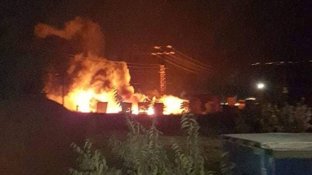 България пламна, голям пожар гори на изхода на Айтос 