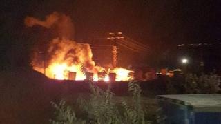 България пламна, голям пожар гори на изхода на Айтос 