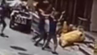 Минувачи счупиха ръцете си, спасявайки момиче, падащо от четвъртия етаж (ВИДЕО)