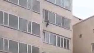 Невероятен късмет! Дете полетя от 10-ия етаж, но смелчага от долен прозорец го улови (ВИДЕО)