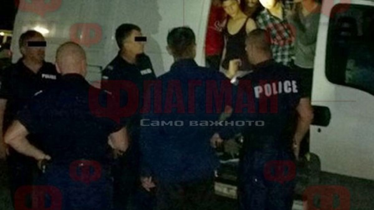 Луд среднощен екшън край Приморско: Христо натъпка 28 мигранти в буса си и...
