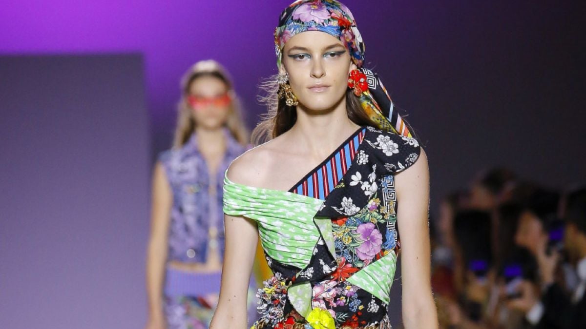 Красива българка разходи дизайни на Versace на подиума в Милано (СНИМКИ)