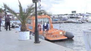 Бурното и мътно море отложи издирването на потъналите рибари 