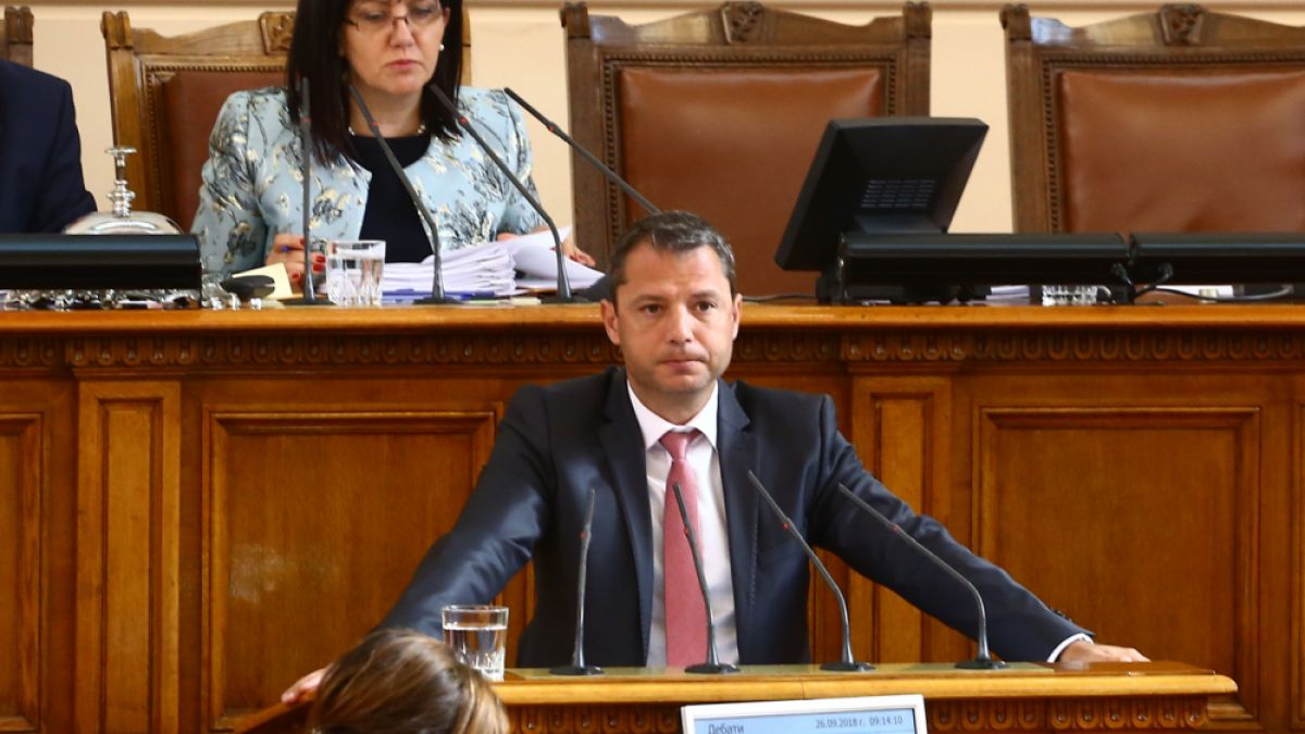 Караянчева с горещо предложение за Добрев и оставката му