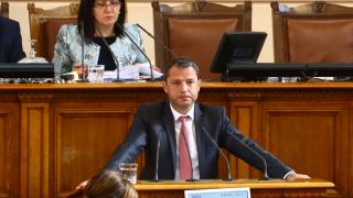 Караянчева с горещо предложение за Добрев и оставката му