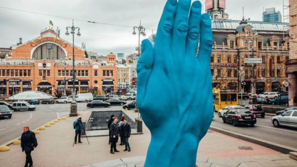 В Киев поставиха гигантска синя ръка на мястото на Ленин