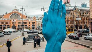 В Киев поставиха гигантска синя ръка на мястото на Ленин