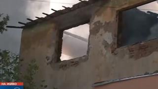 За страшна версия за пожара в Божурище говорят хора от пламналия блок