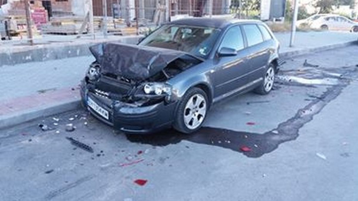 Пияна като талпа девойка е помела с бял джип 6-те коли във Варна (СНИМКИ)