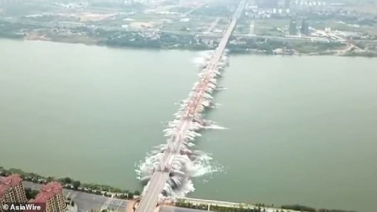 Зрелищни СНИМКИ и ВИДЕО! 20-годишен мост изчезна от лицето на земята за секунди