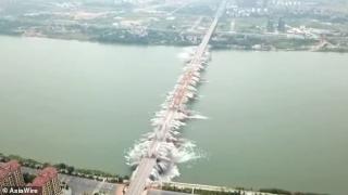 Зрелищни СНИМКИ и ВИДЕО! 20-годишен мост изчезна от лицето на земята за секунди