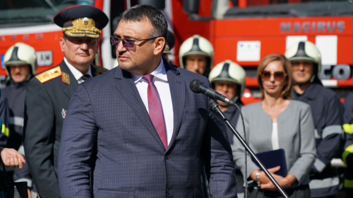 Младен Маринов удари по масата: Полицаи и пожарникари трябва да се чувстват сигурни по време на работа 