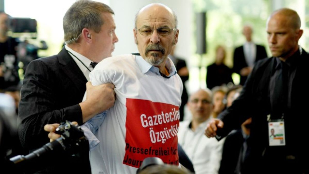 Паника на пресконференцията на Меркел и Ердоган, изведоха насилствено мъж (ВИДЕО)