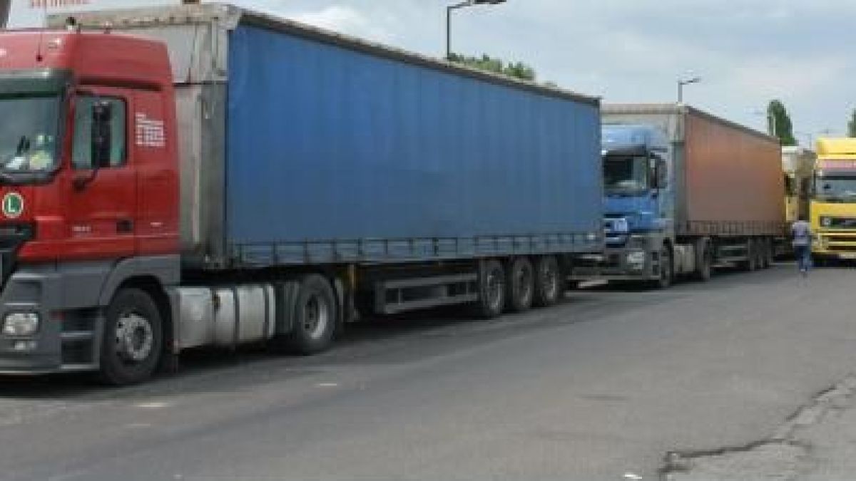 Колона от ТИР-ове затапва пътя за Калафат, изпреварването е опасно 