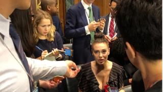 Инициаторката на #MeToo дойде с безсрамно деколте до пъпа в съда на дело срещу секс насилието (СНИМКИ)