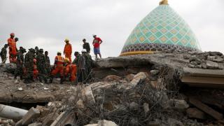Нови две мощни земетресения в рамките на 20 минути удариха Индонезия