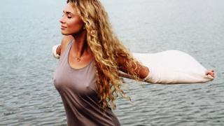 Все повече жени бойкотират сутиена, за да са естествени, но полезно ли е това?